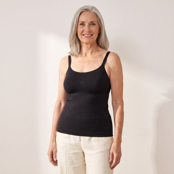 Frinta Formgivende camisole med rund hals, set forfra – Sort